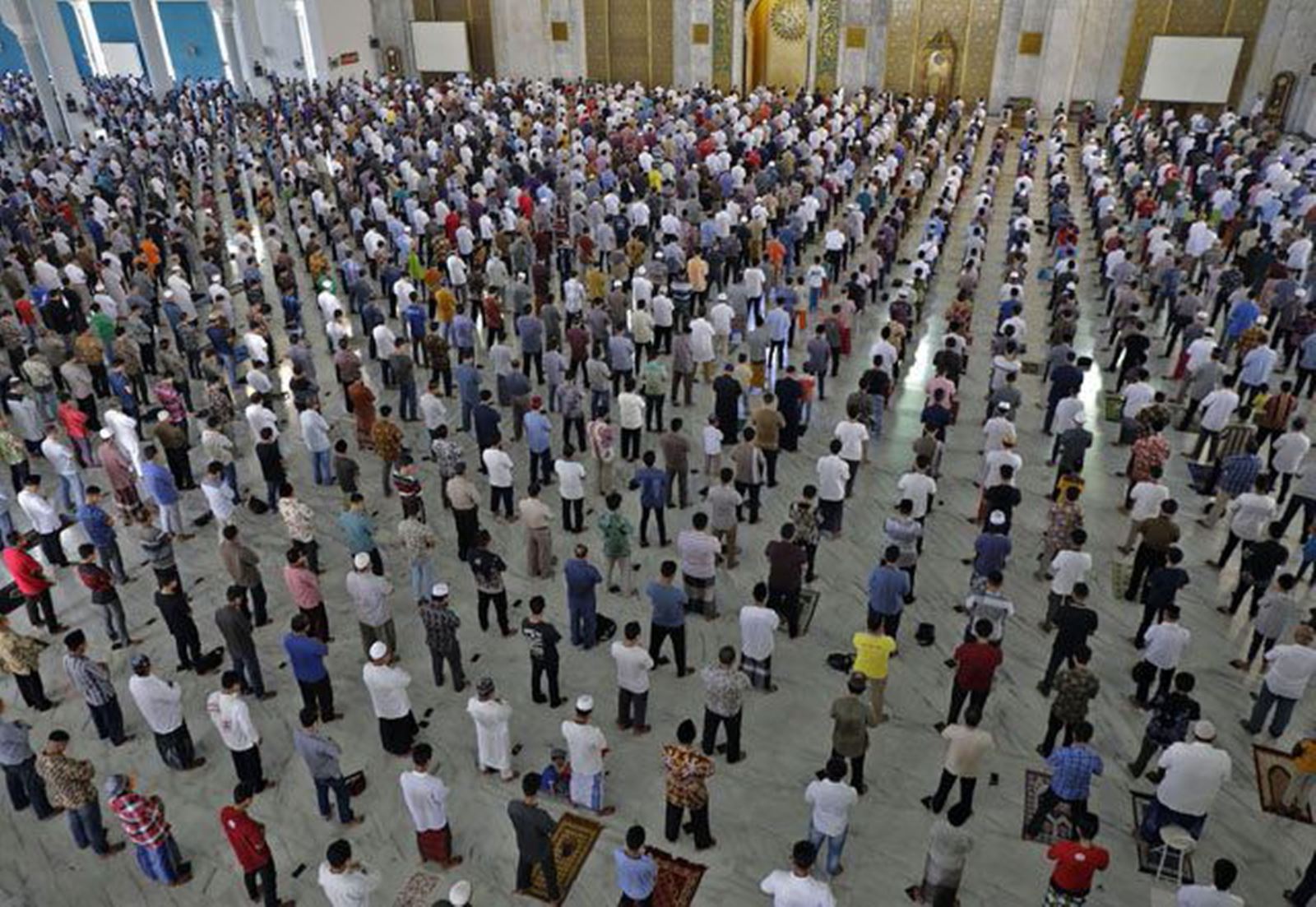 Trước khi có lệnh giới hạn xã hội quy mô lớn, hơn 5.000 tín đồ Hồi giáo giữ khoảng cách 1m tại nhà thờ ở miền đông Java (Ảnh: Antaranews).