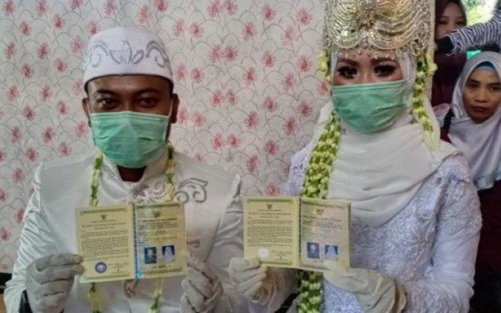Một lễ thành hôn đơn giản tại Văn phòng tôn giáo ở miền Nam Kalimantan, cô dâu và chú rể phải đeo khẩu trang (Ảnh: Kalimantannews).