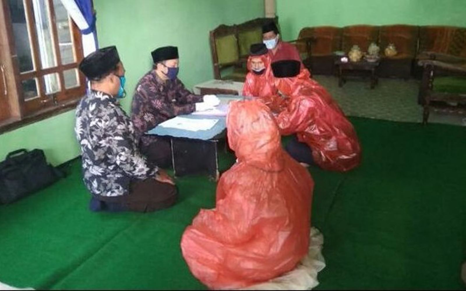 Cô dâu và chú rể phải đeo khẩu trang (Ảnh: Kalimantannews).