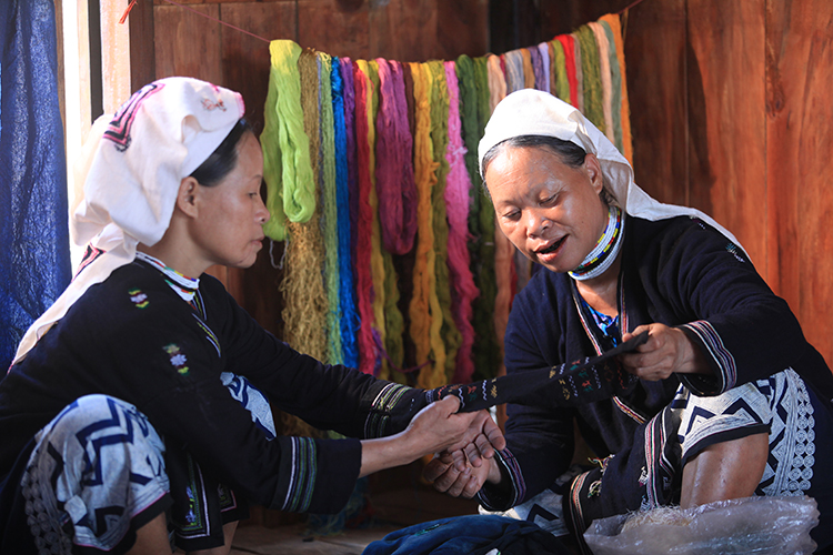 Thêu là kỹ thuật phổ biến ở các dân tộc miền núi phía Bắc, các bé gái 12 - 13 tuổi đã có thể thêu thành thạo. Kỹ thuật thêu chủ yếu là luồn sợi và vắt chỉ. 