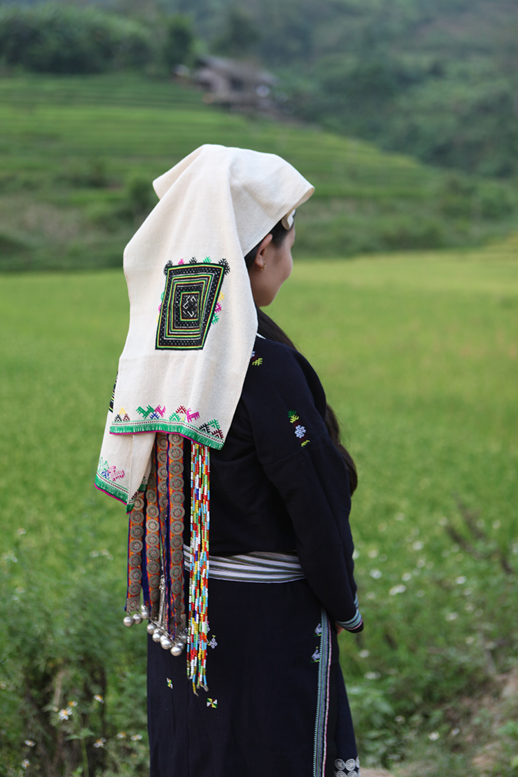 Điểm nổi bật trên trang phục phụ nữ Dao tiền là chiếc khăn đội đầu, dài khoảng 1,5 mét. Ở 2 đầu khăn có mảng hoa văn hình vuông. Khi đội khăn phụ nữ thường búi tóc ngược lên đỉnh đầu, hơi hướng về phía trước.