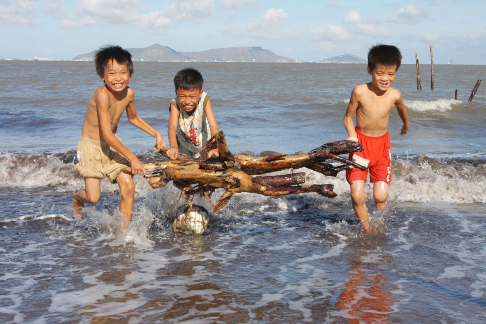 Trẻ em chơi đùa trên biển sau giờ học.