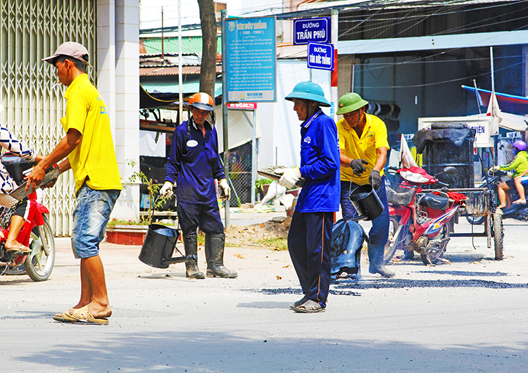 Công việc thiện nguyện của những thành viên đội vá sửa đường phường Long Sơn - thị xã Tân Châu.