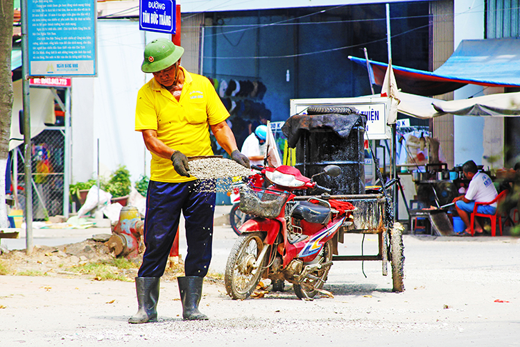 Đội trưởng đội vá đường từ thiện phường Long Sơn.