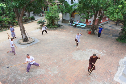 Một buổi tập luyện tại CLB võ thuật chùa Long Phước, xã Phước Thuận, huyện Tuy Phước. Tại đây luôn có 5 VĐV túc trực biểu diễn phục vụ khách du lịch, được hưởng lương từ ngân sách Nhà nước.
