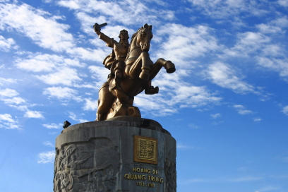 Tượng đài Hoàng đế Quang Trung bằng đồng, nặng 13 tấn, cao 5,5m tại Công viên Quang Trung (TP Quy Nhơn) với đường nét uy nghi