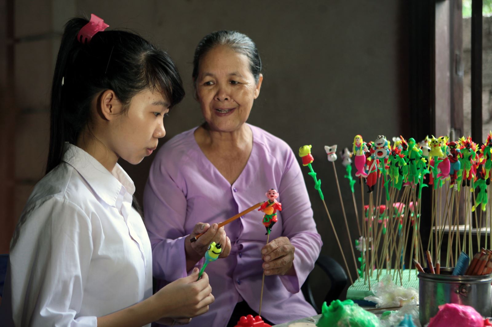 Mẹ của nghệ nhân Đặng Văn Hậu đang dạy học trò làm con giống bột tại nhà