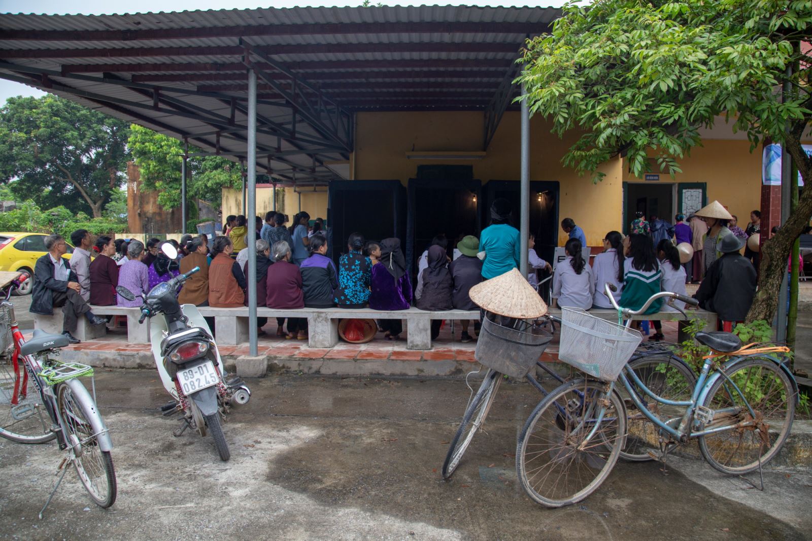 Hưởng ứng chương trình khám mắt nhân đạo của BV mắt Alina, người dân xã Chỉ Đạo (huyện Văn Lâm, Hà Nội) có mặt từ sáng sớm.