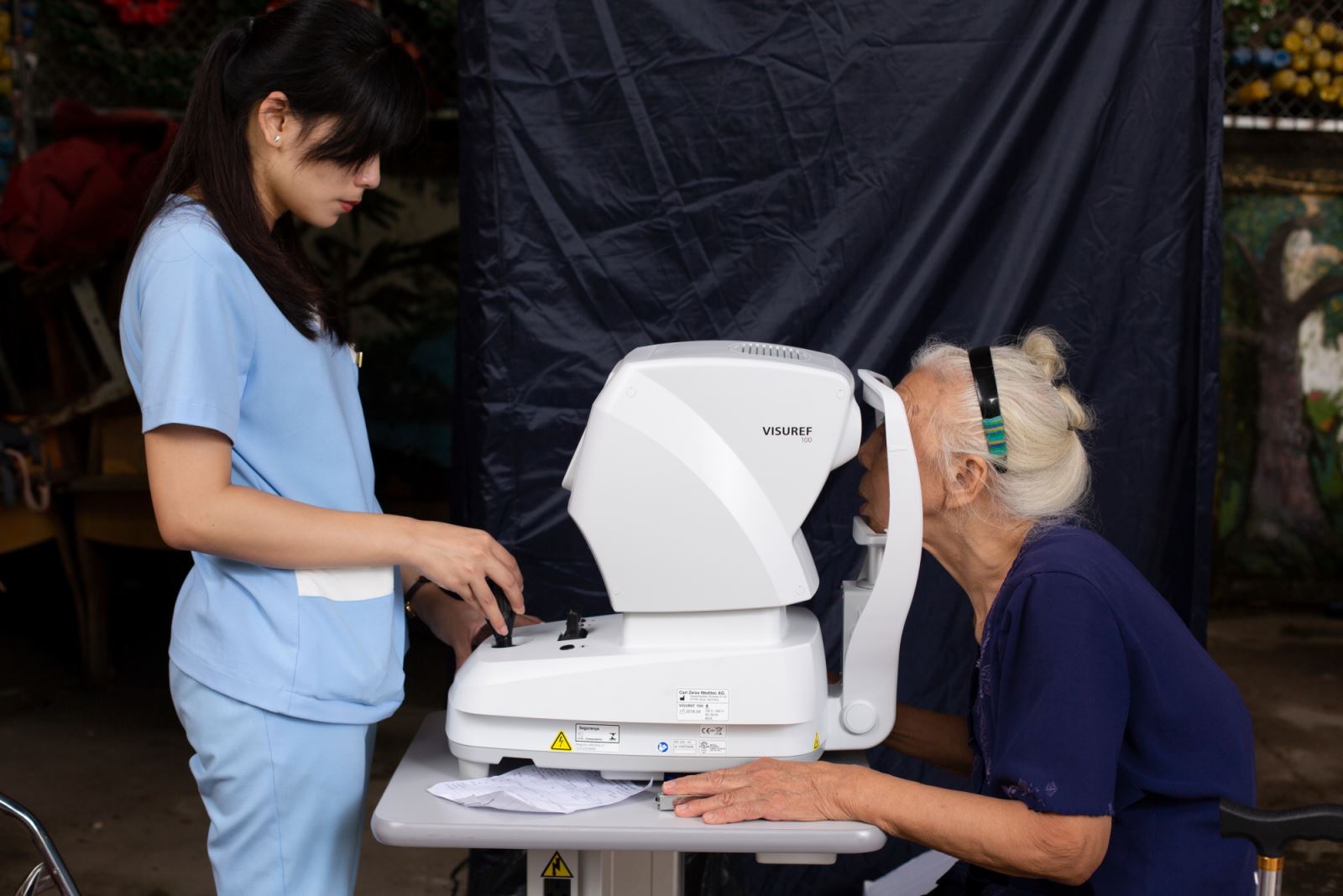 Sau khi sàng lọc thị lực, bệnh nhân được đo khúc xạ tự động.