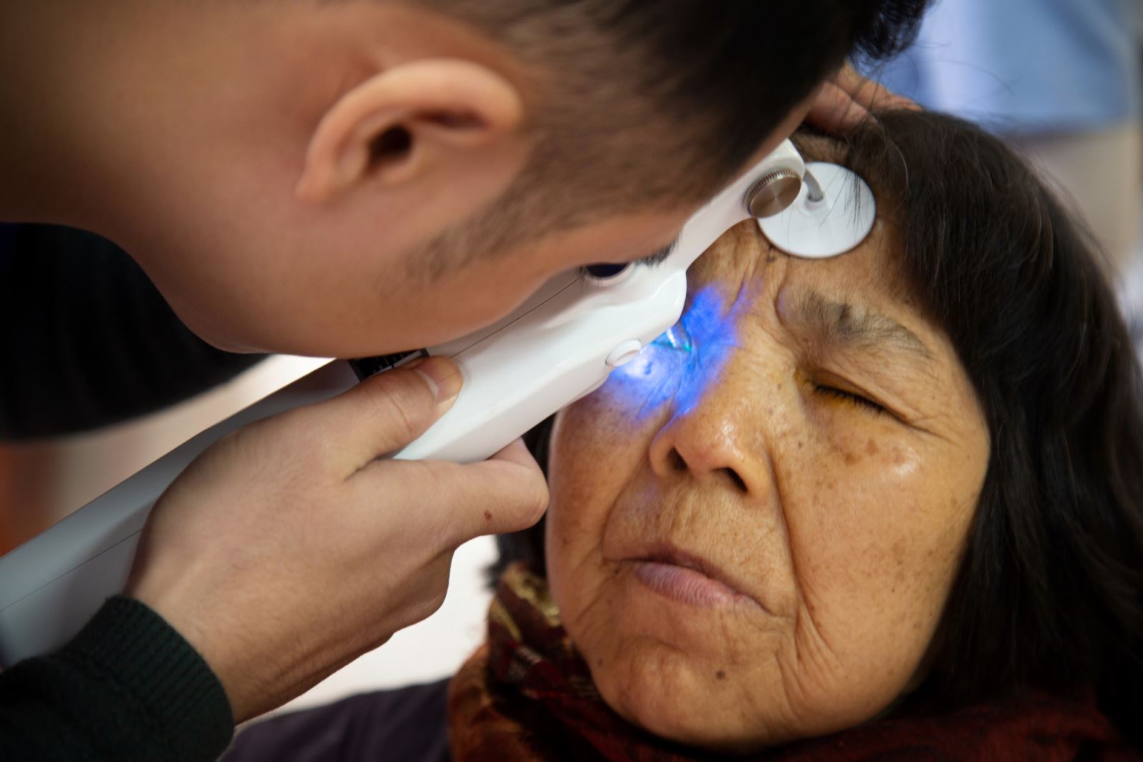 Bệnh nhân được điều dưỡng viên của BV mắt Alina đo nhãn áp.
