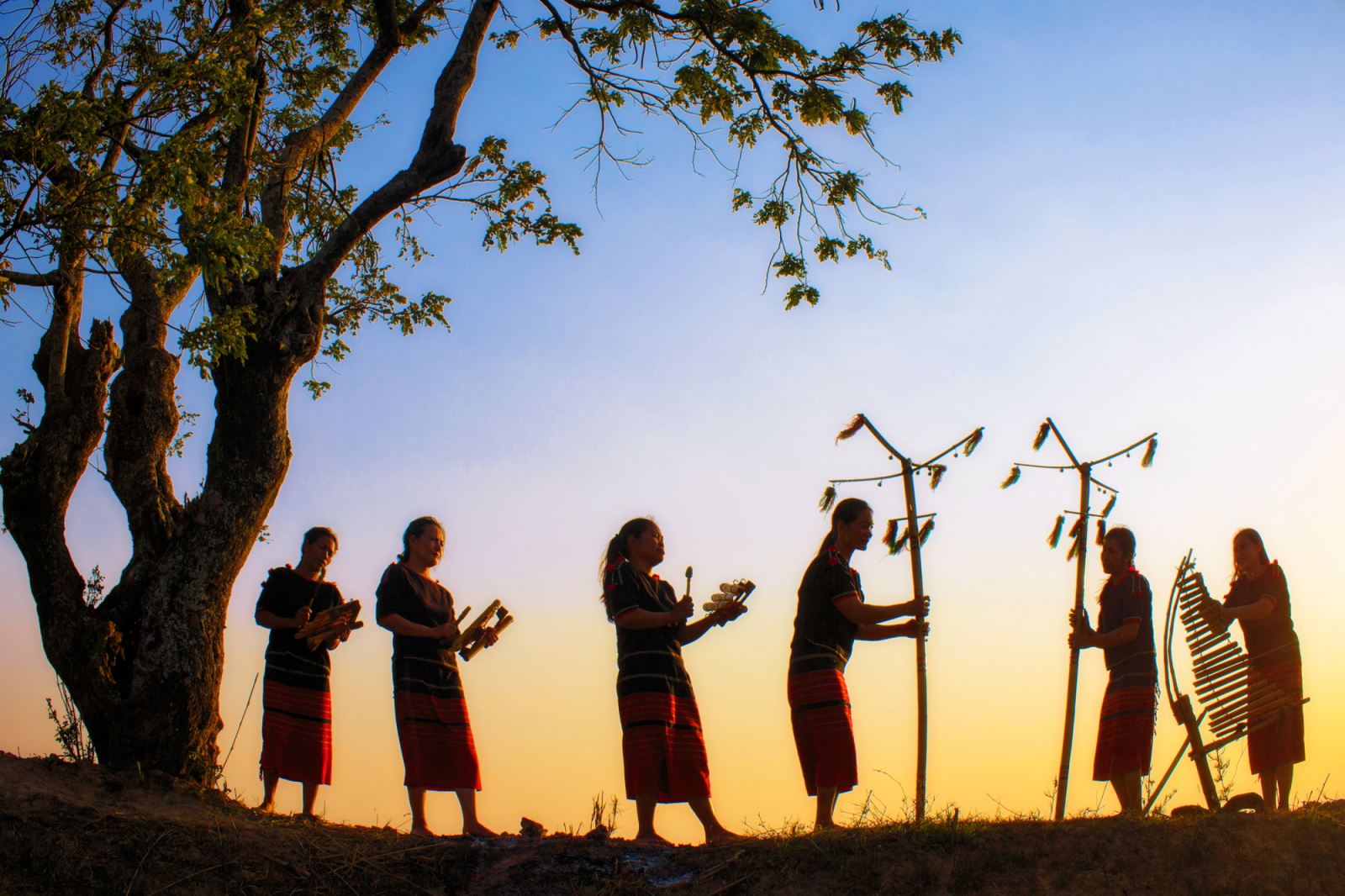 Phụ nữ M’Nông biểu diễn đàn T’rưng và những nhạc cụ bằng tre nứa trong bộ gõ của nhạc cụ dân gian Tây Nguyên.