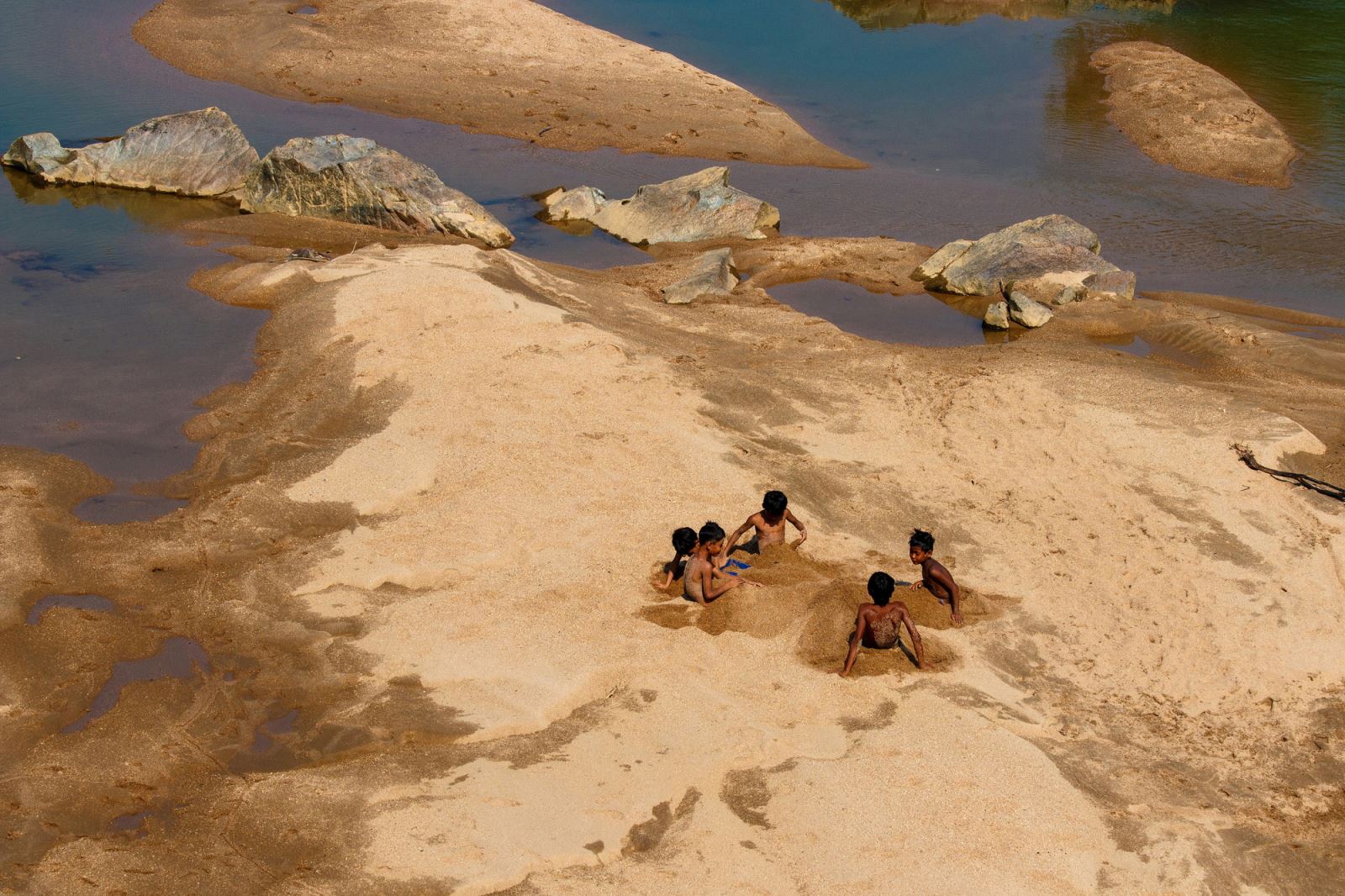 Trẻ em Tây Nguyên bên dòng Sêrêpôk (phụ lưu của sông Mekong)