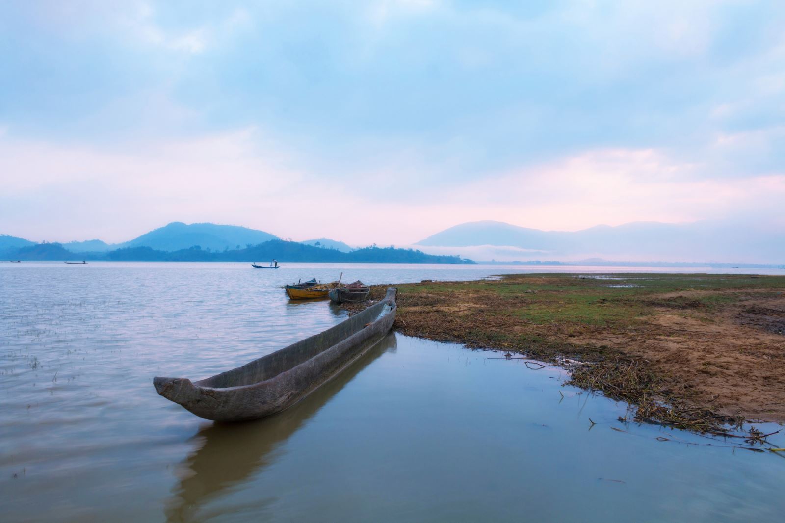 Thuyền độc mộc trên hồ Lắk là phương tiện đánh bắt cá và đi lại của bà con người người M’Nông R’Lâm trên hồ.