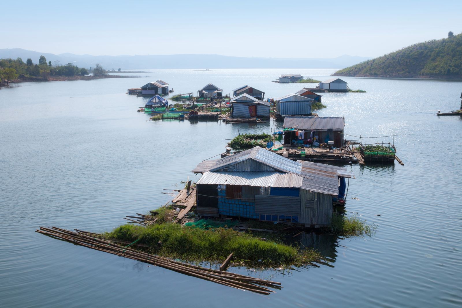 Làng bè nuôi cá trên hồ thủy điện Buôn Tua Srah, nằm dưới chân cầu Đắk Hil, xã Nam Ka, huyện Lắk, tỉnh Đắk Lắk.