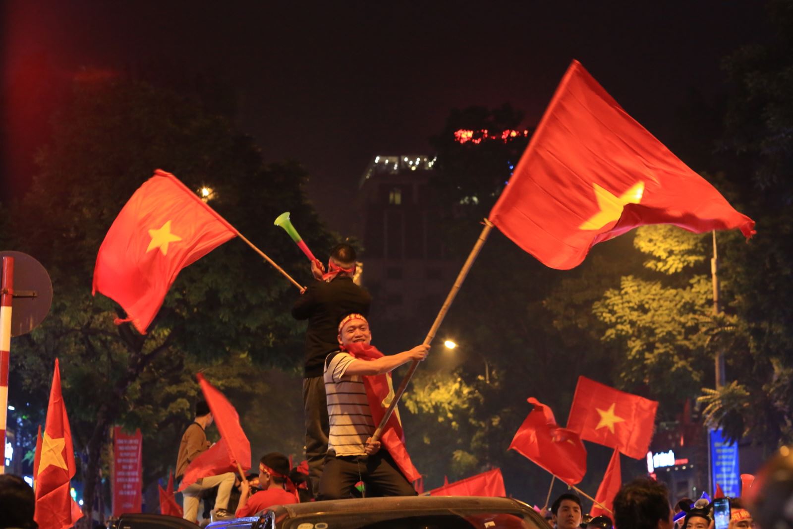 Niềm xúc động và tự hào của người hâm mộ Việt Nam