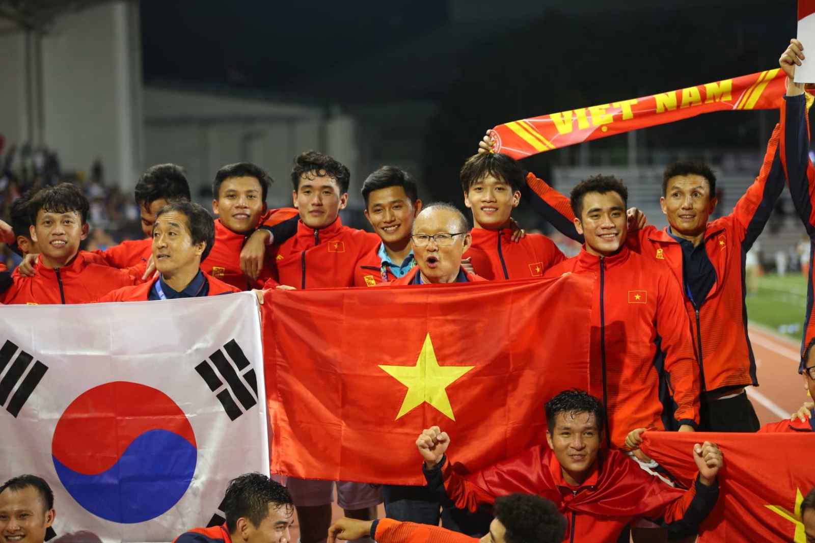 Hai lá cờ Việt Nam và cờ Hàn Quốc được HLV Park Hang Seo và các cầu thủ U22 Việt Nam ôm hôn khi gặt hái huy chương vàng chung cuộc trong cận đấu với U22 Indonesia tối 10/12/2019 vừa qua