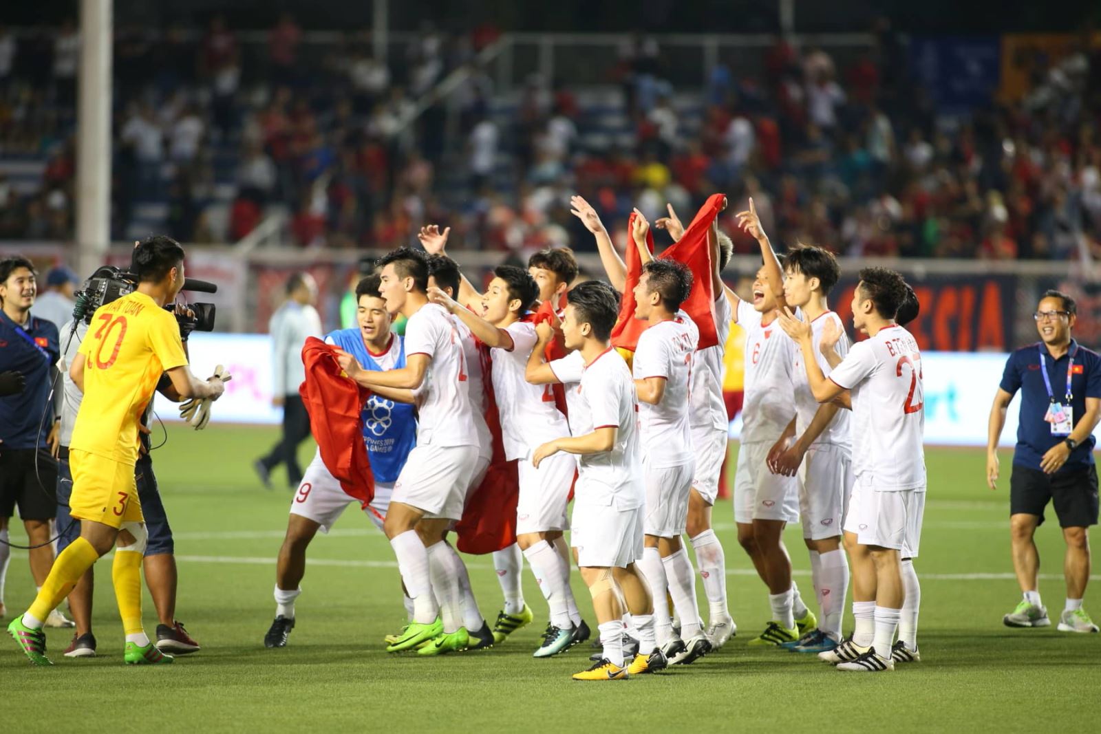 Đội tuyển bóng đá U22 Việt Nam ăn mừng chiến thắng cùng với chiếc áo mang số 19 của cầu thủ Nguyễn Quang Hải