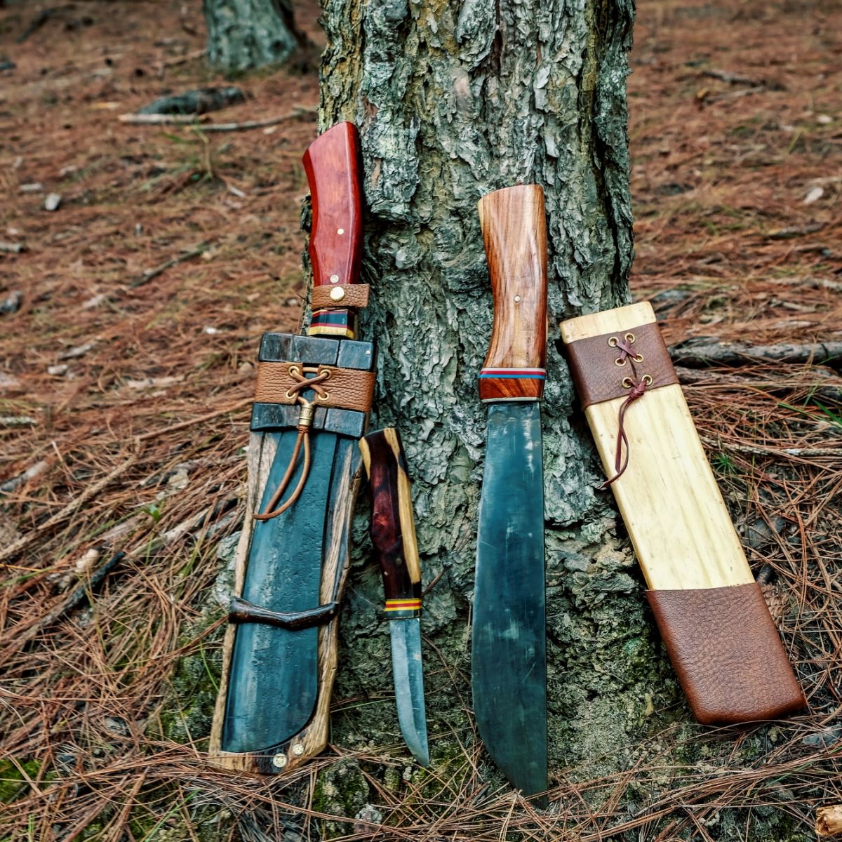 Dụng cụ quan trọng trong mỗi chuyến đi là cây dao đi rừng được chăm chút vẻ bên ngoài kỹ lưỡng.
