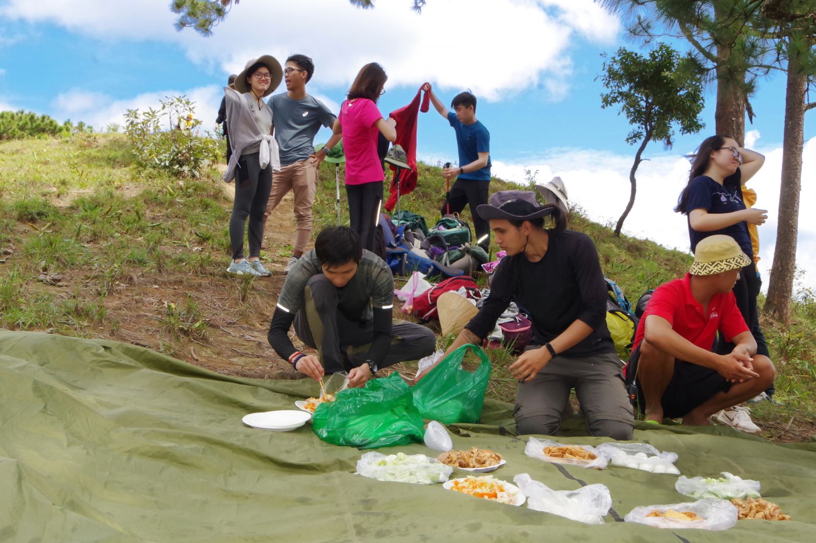Khi các thành viên trong đoàn nghỉ ngơi thì các tour guide trekking lo chuẩn bị đồ ăn trưa cho khách.