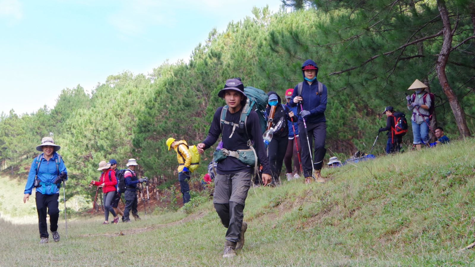 Các tour guide trekking giúp người tham gia cán đích qua những chuyến đi bộ đường dài, leo núi nhiều ngày.
