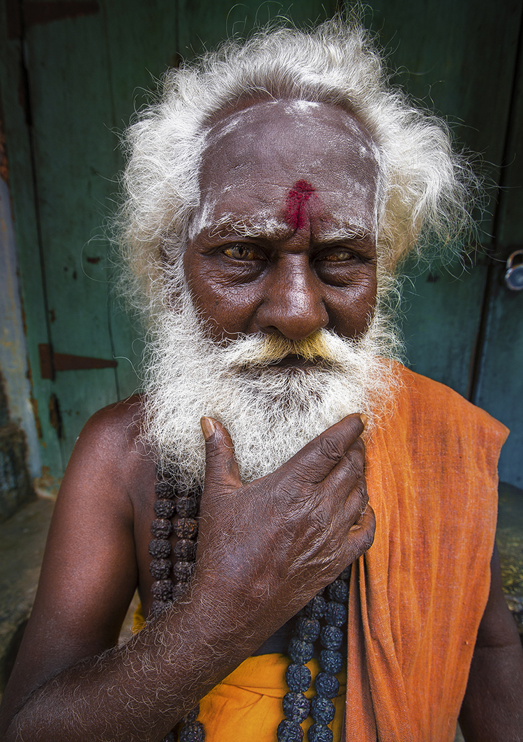 Mặc dù ăn chay, lao động cật lực nhưng người Madurai có thể trạng và nước da rắn giỏi, đôi mắt to, tóc dễ tre… chính bởi vậy mà chụp ảnh chân dung người dân nơi đây là một điều rất thú vị. Trong ảnh là một vị tu sĩ ở Madurai.