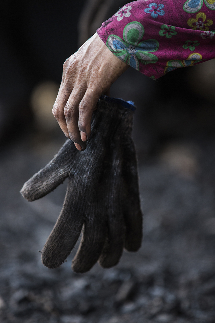 Công việc nặng nhọc, ô nhiễm nhưng phụ nữ vẫn tham gia hầu hết các công đoạn hầm than