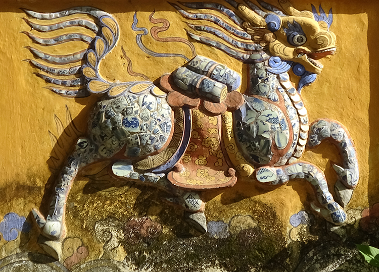 Hình tượng Long mã (ngựa hóa rồng) được sử dụng nhiều trong kiến trúc bình phong ở Huế.