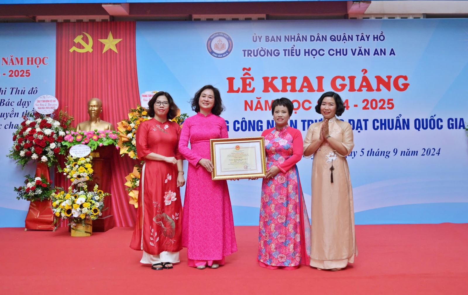 Hòa trong không khí tưng bừng khai giảng của học sinh cả nước, sáng nay, gần 1.000 học sinh và thầy cô giáo Trường Tiểu học Chu Văn An A (Hà Nội) tưng bừng tổ chức lễ khai giảng năm học 2024 – 2025 và vinh dự đón bằng công nhận trường đạt chuẩn quốc gia.