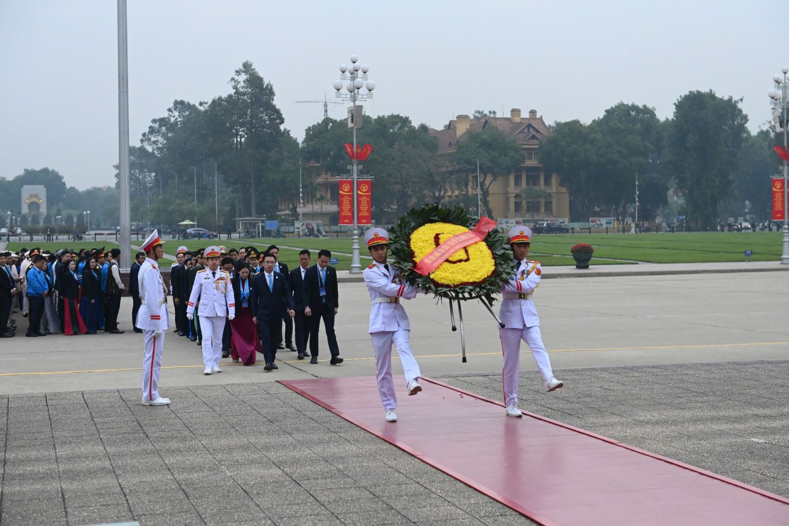 Đoàn đại biểu đặt vòng hoa và vào Lăng viếng Chủ tịch Hồ Chí Minh