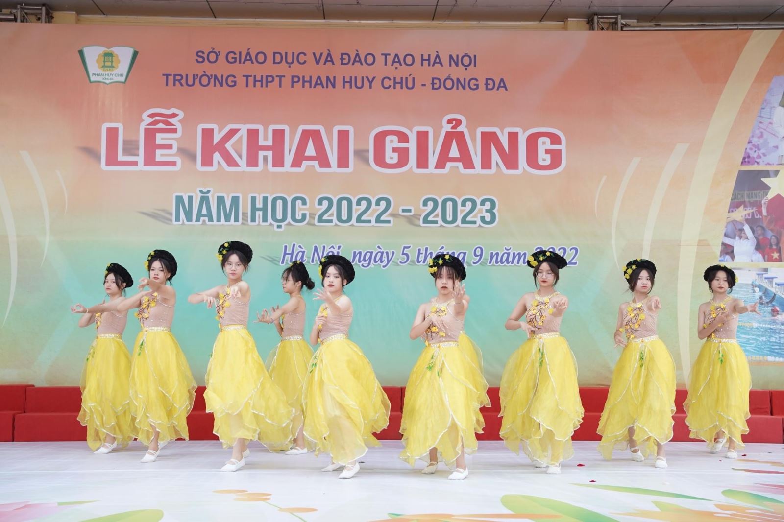 Trường Phan Huy Chú với nhiều tiết mục văn nghệ chào mừng do học sinh của trường biểu diễn.