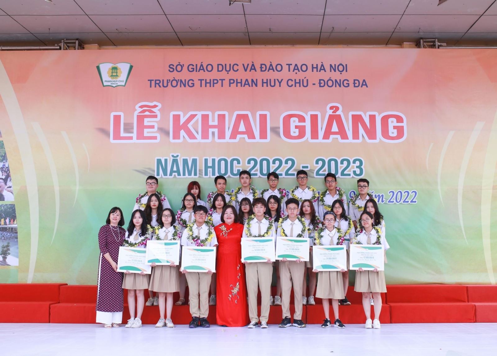 Trường THPT Phan Huy Chú, Đống Đa, Hà Nội vinh danh học sinh khối 10/K26 đạt học bổng Phan Huy Chú