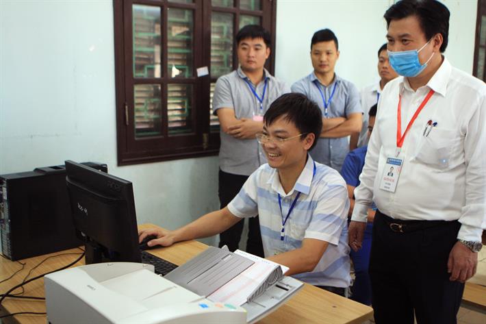 Đoàn kiểm tra của Bộ GD-ĐT kiểm tra công tác chấm thi tại địa phương.