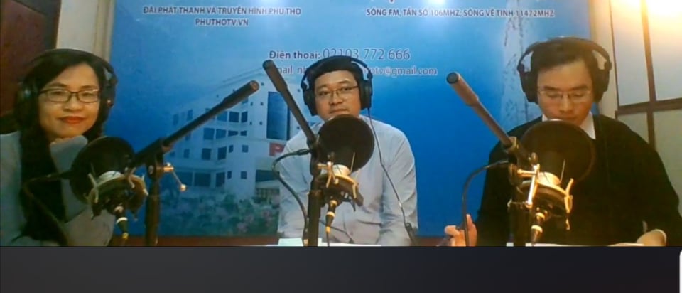 Phóng viên Nội Hà và Trần Nhật cùng khách mời trong một chương trình phát thanh.