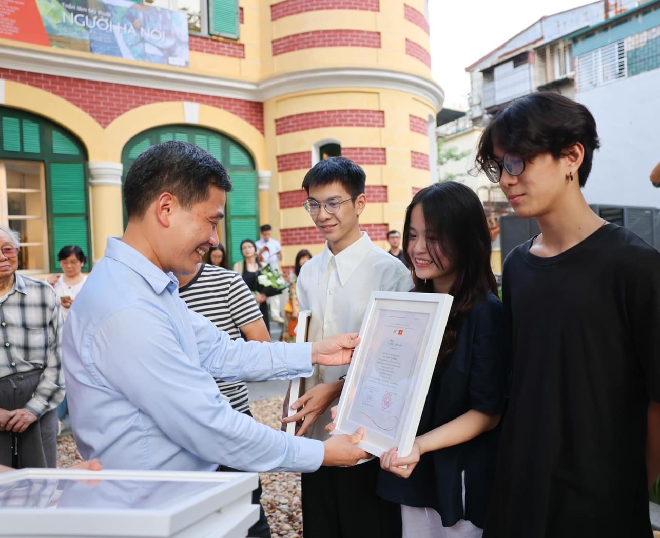 Lãnh đạo UBND quận Hoàn Kiếm trao thư cám ơn đến những họa sĩ đã tham gia triển lãm