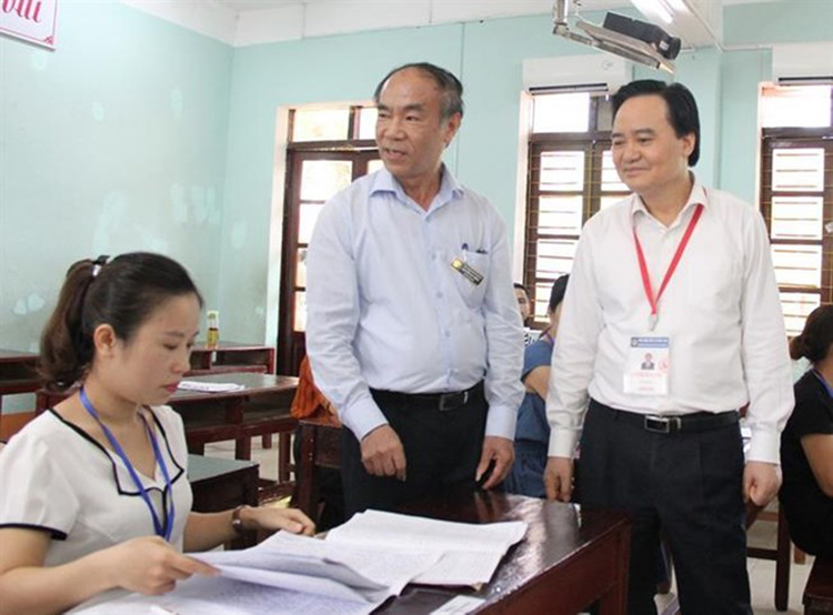 Bộ trưởng Phùng Xuân Nhạ (bìa phải) đến kiểm tra công tác chấm thi tại tỉnh Hà Giang ngày 2/7.