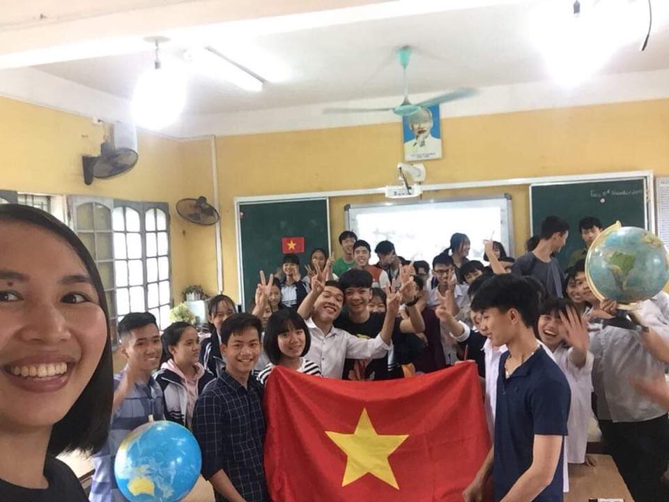 Cô Thúy cùng học sinh lớp mình đang giao lưu học tập với học sinh các nước.