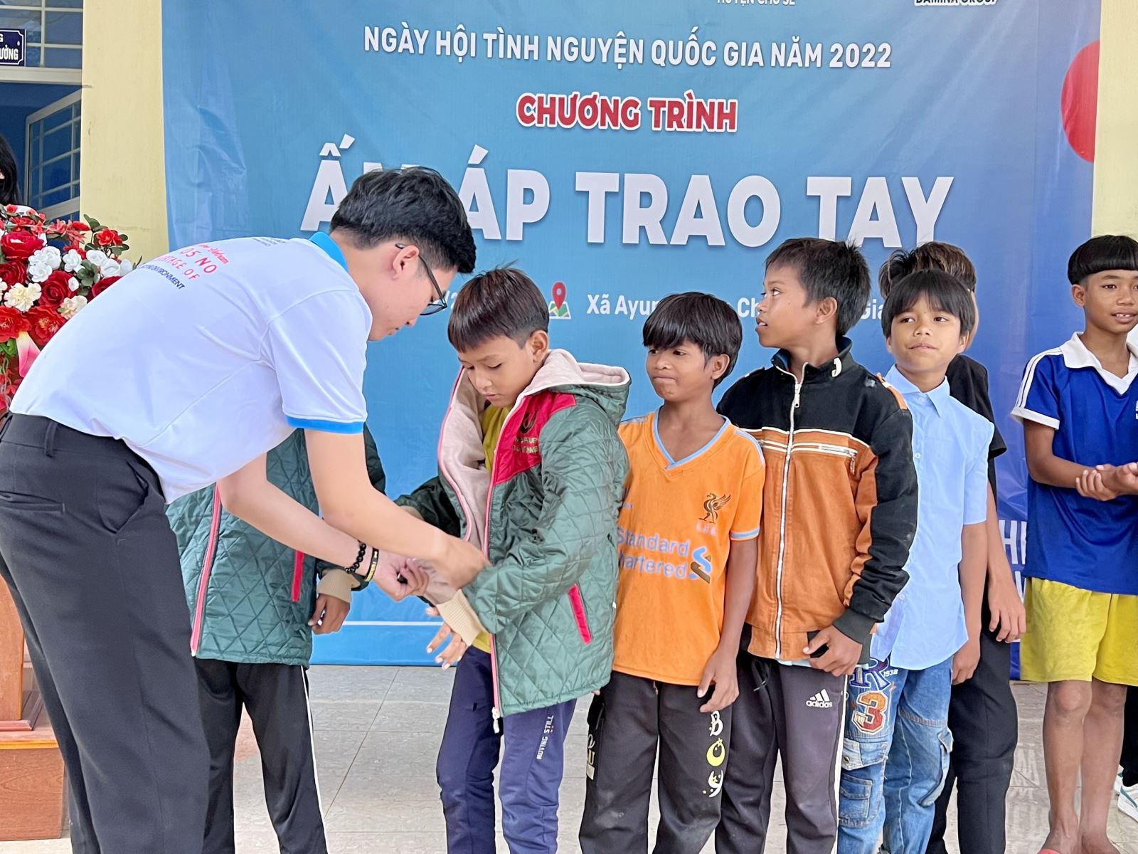 Trao tặng áo ấm cho học sinh tại Trường PTDTBT THCS Phan Đăng Lưu (xã Ayun, huyện Chư Sê, tỉnh Gia Lai)