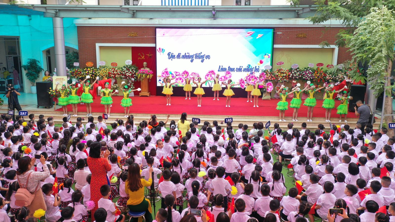 Trường Tiểu học Vĩnh Tuy, Hai Bà Trưng, Hà Nội đã khiến không khí năm học mới rộn ràng, vui tươi, phấn khởi bởi những tiết mục sôi động.