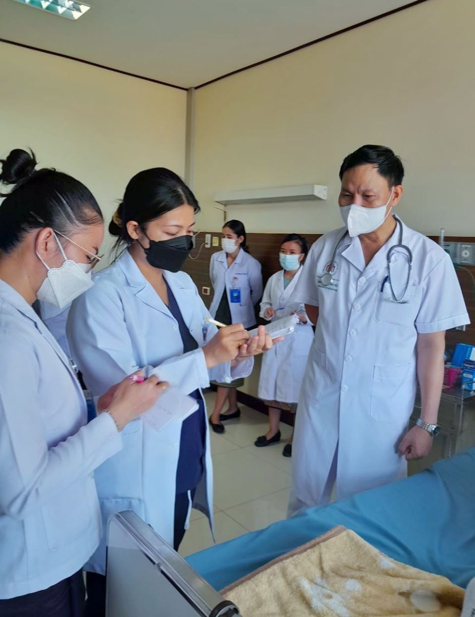 Chia sẻ kinh nghiệm giữa bác sĩ Bệnh viện TWQĐ 108 và các bác sĩ Bệnh viện 103/QĐND Lào
