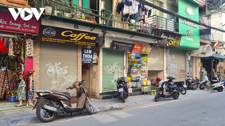 Nhiều cửa hàng mặt phố ở Hà Nội phải đóng cửa