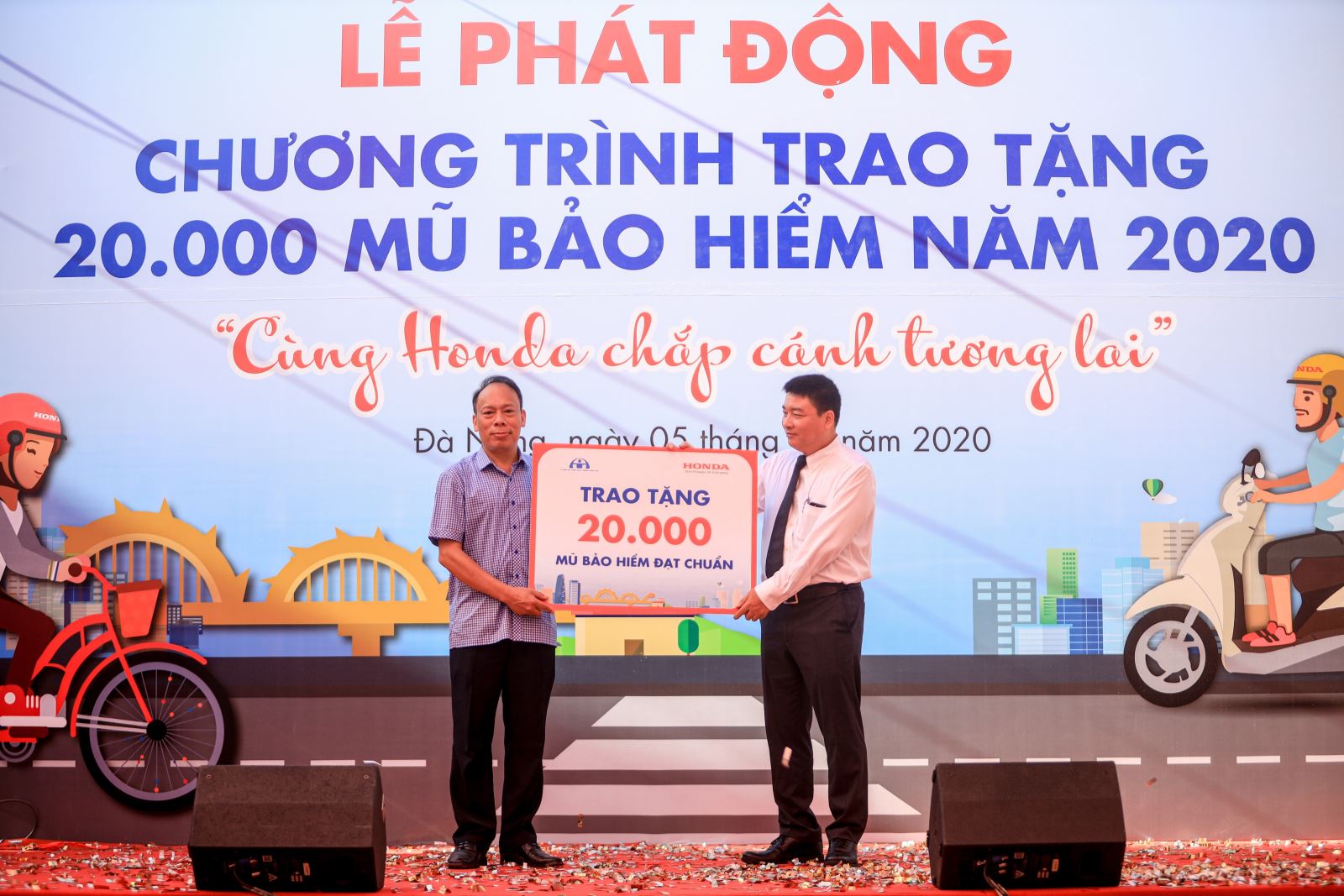 Honda Việt Nam phối hợp với UB ATGTQG trao tặng 20.000 mũ bảo hiểm