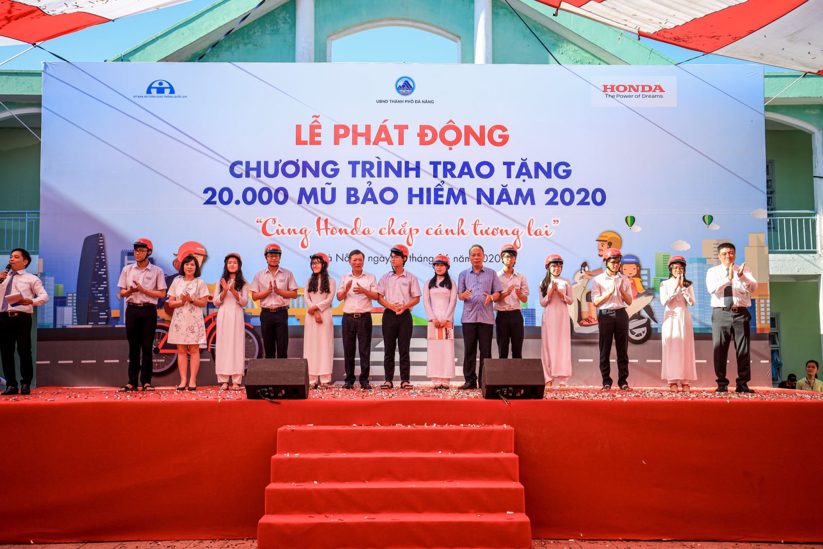 BTC tặng 2000 MBH cho học sinh trường Nguyễn Hiền, Đà Nẵng