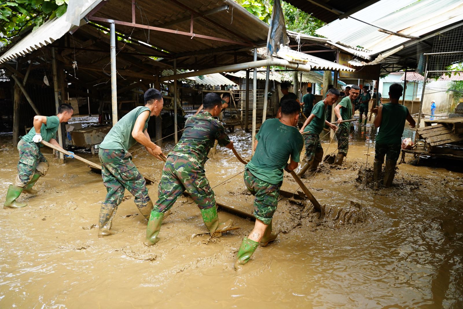 Bộ đội cùng các lực lượng nỗ lực khắc phục hậu quả bão lũ suốt nhiều ngày qua