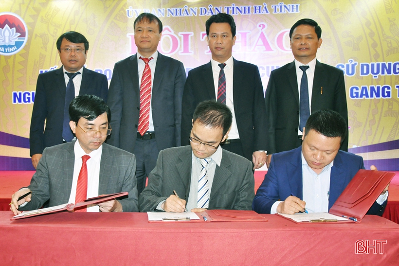 Lãnh đạo Bộ Công thương và lãnh đạo tỉnh Hà Tĩnh chứng kiến lễ ký kết giữa các doanh nghiệp (Báo Hà Tĩnh điện tử)