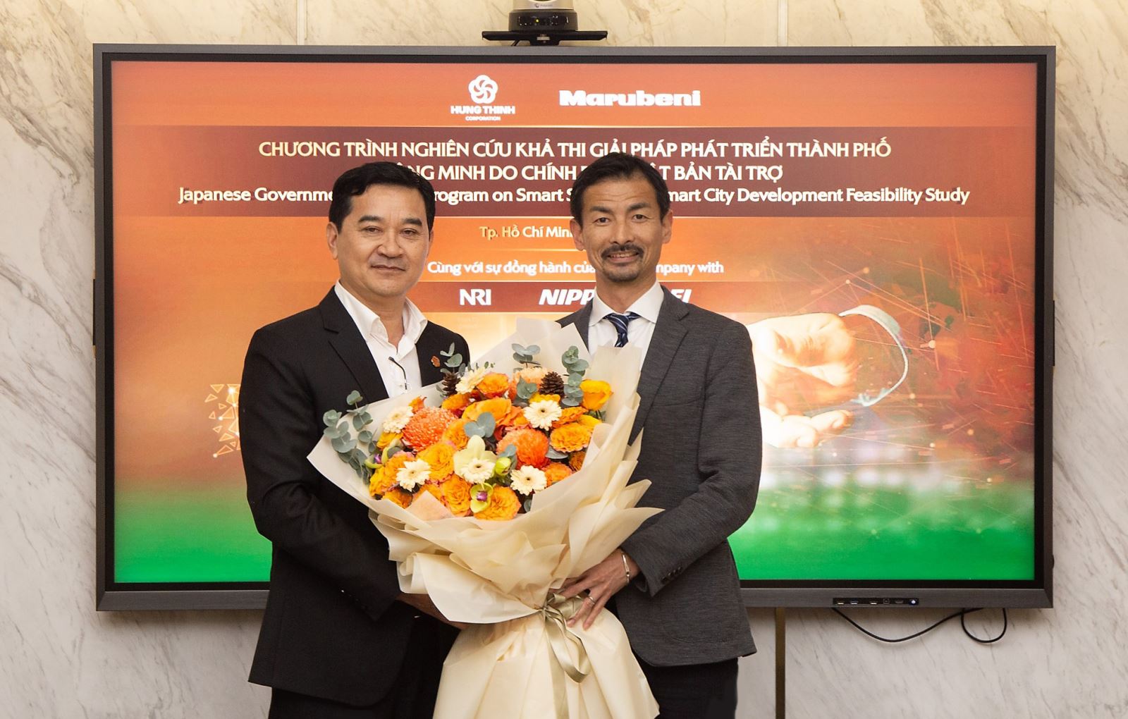 Ông Trương Văn Việt - Phó Chủ tịch HĐQTTập đoàn Hưng Thịnh (bên trái) và ông Masato Tachibana, đại diện Tập đoàn Marubeni tại buổi khởi động Chương trình nghiên cứu khả thi ngày 7/12/2022.