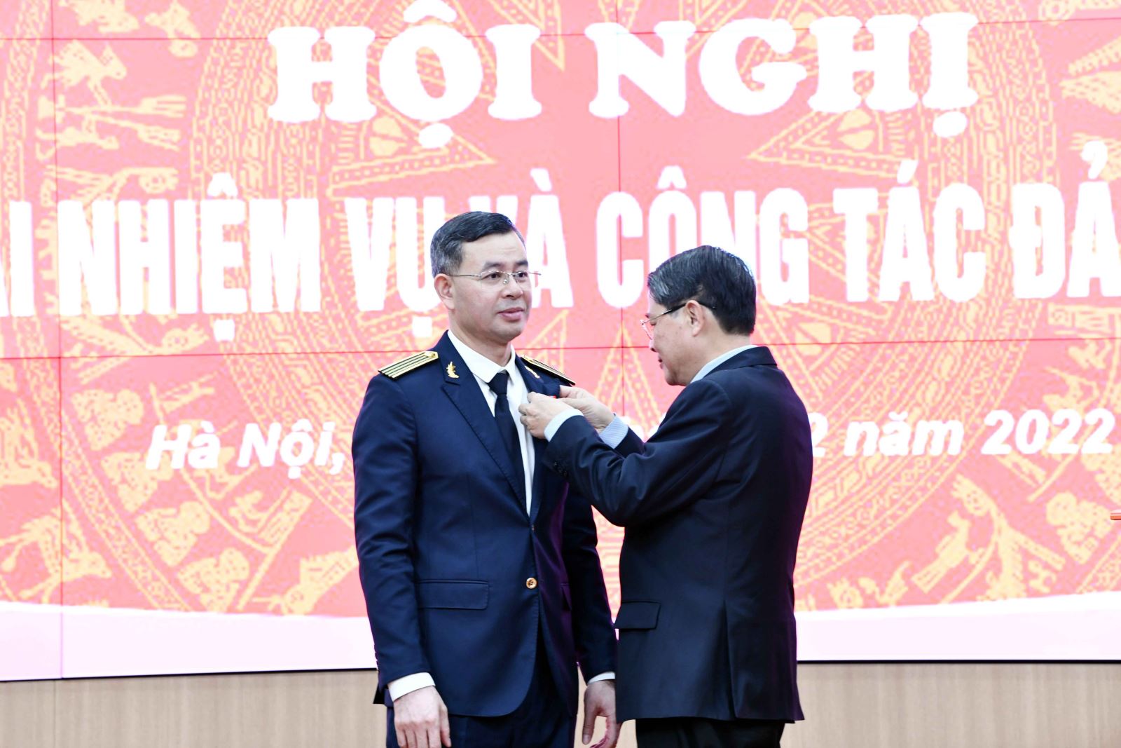 Phó Chủ tịch Quốc hội Nguyễn Đức Hải thay mặt Lãnh đạo Đảng và Nhà nước đã trao tặng Huân chương Lao động hạng Nhất cho Tổng Kiểm toán nhà nước Ngô Văn Tuấn