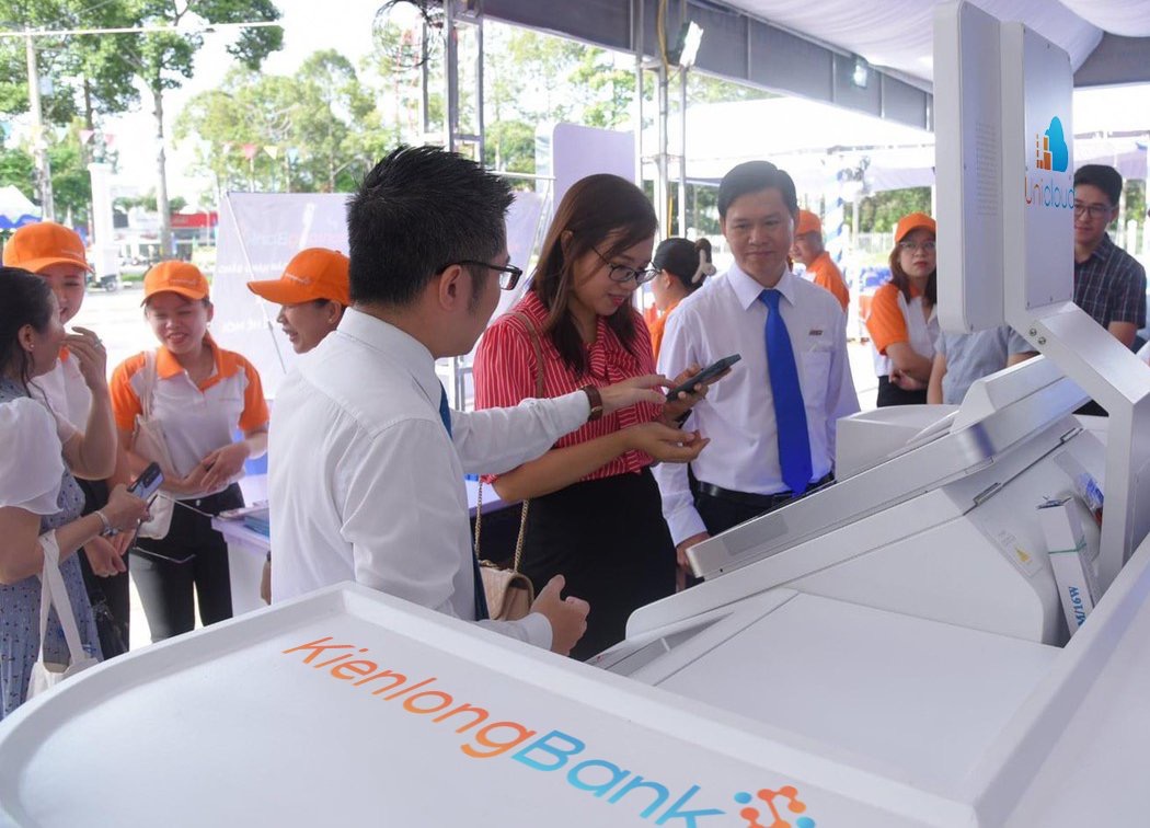 Giới thiệu máy STM của KienlongBank và Unicloud với dân cư tại một sự kiện ở Đồng Tháp