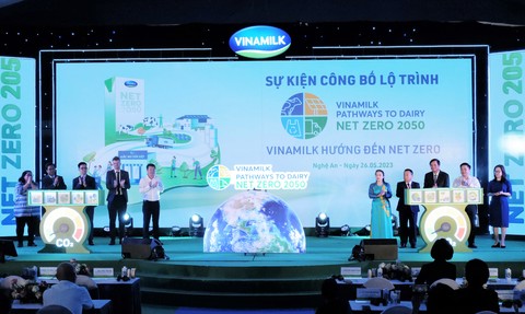 Vinamilk là doanh nghiệp sữa Việt Nam đầu tiên có nhà máy và trang trại đạt trung hòa carbon theo tiêu chuẩn PAS 2060:2014