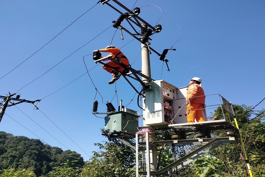 Sửa chữa lưới điện trên đỉnh núi
