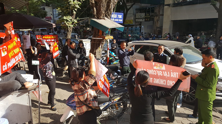 Chiều 4/12/2019, 4 hộ dân sinh sống tại 70D Trần Xuân Soạn đã căng băng-rôn phản đối việc thi hành án theo phán quyết của Tòa